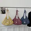 Nova Bolsa de Ombro Estilo Coreano para o Início da Primavera com Pregas, Grande Capacidade, Bolsa de Mão Leve, Versátil, Estilosa, Bolsa Xadrez Estilo Faculdade para Mulheres
