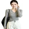 Suéter de punto gris para mujer con cuello en V y manga larga, nuevo estilo para principios de otoño de 2026, extremadamente elegante, top fino ajustado