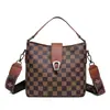 Bolso de Mano Cruzado para Mujer con Estampado de Comercio Exterior Nuevo Modelo 2025 Gran Capacidad Retro Letra Hombro Tote Bolso Cubo