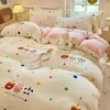 Nuevo juego de ropa de cama de cuatro piezas de terciopelo de leche engrosado, con lindos diseños de dibujos animados, una funda de edredón y una sábana suave y cómoda, adecuado para estudiantes y perfecto para el invierno