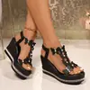 Nuevas sandalias de tacón de cuña 2025 con adornos de perlas y mariposas y un diseño de una sola tira