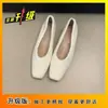 Sapatos baixos cinzas elegantes de bico quadrado estilo francês com pelo para mulheres, novidades outono e inverno 2026, slip-on nicho retrô sapatos de uso diário