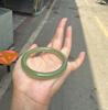 Pulsera ancha de jade Hetian color verde agua de lago de alta defensa al por mayor material exterior azul antiguo pulsera redonda fina de agua clara joven