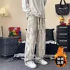 Calça masculina da moda com estampas all-over, estilo high-street, legal e estilosa, inspirada no Instagram, forrada com fleece, calça longa casual, calça larga solta, marca da moda para homens