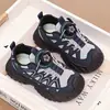 Tênis esportivos infantis, sapatos para meninos, coleção outono 2026, tênis de corrida estilosos e leves para meninos, com fivela giratória, estilo "dad shoes" preto