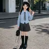 Conjunto de Tres Piezas Chaleco para Niñas 2026 Otoño Nuevo Falda Plisada Conjunto Casual Chaqueta de Cuero Retro Americana Estilo Otoñal Elegante