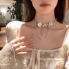 Colar de pérolas com diamantes incrustados de flores atmosféricas Nicho Design elegante Corrente de clavícula Senso de design Leve Luxo Joias de alta qualidade