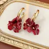 Brincos de Pétala de Flor Tingida em Halo com Letra C Prateada, Brincos Maillard Retro Fashionáveis, Brincos de Nicho com Senso de Design