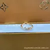 Nueva colección transfronteriza de anillos estilo diseñador con logotipos de la letra V, disponibles al por mayor con precios y descuentos para mayoristas; álbum de fotos que muestra estilos seleccionados