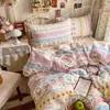 Conjunto popular de quatro peças em gaze bolha macia e amigável à pele para bebês e maternidade Classe A, capa de edredom com desenho de gato estilo Ins, conjunto de três peças de lençol para dormitório