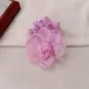 Scrunchie Rosa Floral Suave Súper de Hada con un Toque de Lujo, Goma para el Cabello de Malla, Cuerda para el Cabello de Camelia, Accesorio Elástico para el Cabello