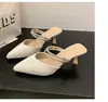 Sandalias tipo Baotou, tacón medio para mujer, sandalias slip-on versátiles, para uso exterior en verano, punta fina, tacón de aguja, adornadas con pedrería, mules destalonados, nuevo estilo para mujer 2025