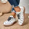 Zapatillas de entrenamiento alemanas de lunares para mujer, nuevas 2026 para todas las estaciones, zapatillas planas casuales blancas estilo europeo y americano, disponibles en stock, tallas grandes