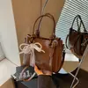 Mini bolsa de balde trançada vintage com decoração de laço de renda de pérolas, versátil e pode ser usada como bolsa transversal