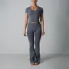 Conjunto de yoga sin costuras cuello en U ajustado transpirable manga corta deportivo Pilates pantalones acampanados para mujer