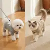 Ropa de casa a rayas de cuatro patas térmica para mascotas para otoño e invierno, cálida y compatible con correa para perros y gatos, venta al por mayor