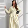 Conjunto de traje de mujer estilo europeo y americano con cintura entallada, dobladillo con volantes, top de manga larga con cuello en V y pantalón largo de pierna ancha de cintura alta