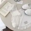 Meias Finas de Renda com Mesh Vazada e Borda de Babados, Estilo Ballet, para Primavera e Verão, com Laço, Combinadas com Sapatos Pequenos de Couro e Meias Largas