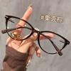 Las nuevas gafas de ojo de gato de moda para mujer, de color blanco y marrón frío, se pueden equipar con un marco de viento de ojo de gato súper ligero para miopía.