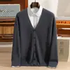 Nuevo suéter de cachemira de color liso para otoño e invierno, camisa de punto de manga larga para hombre, cálida y gruesa, cárdigan de punto de un solo pecho con cuello en V para usar como prenda exterior