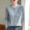 Cardigan Feminino Andy de Veludo com Gola Redonda e Ponto Trançado, Suéter Bordado Soltinho da Moda, Jaqueta de Tricô Versátil de Cor Sólida