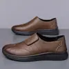 Novos Sapatos Masculinos 2026 Verão Novos Sapatos de Couro com Solado Macio Estilo Coreano Masculino Sapatos Casuais Tendência Versátil Sapatos Britânicos para Homens