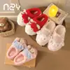 2026 Nuevo Pañuelo Sanrio Pantuflas de Algodón para Mujer Lindas Versátiles Cómodas Cálidas Antideslizantes de Punta Cerrada Zapatos para Mejor Amiga