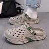 2026 Novo Verão Sapatos com Furos de Solado Grosso Masculino Casuais Respiráveis Fechados Sandálias de Praia Masculinas para Uso Externo Chinelos de EVA