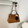 Bolso de Alta Gama de Gran Capacidad para Commuting Otoño e Invierno para Mujer 2025 Nueva Moda Bolso de Mano Casual de Gamuza Bolso de Hombro Versátil