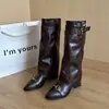 Botas Cavaleiro Elegantes de Salto Grosso Estilo Novo Versão Coreana 2026 Outono/Inverno Bico Duplo Bico Fino Menina Apimentada Afunilamento Fivela Botas Longas Femininas