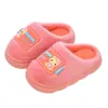 Novas pantufas infantis de algodão 2026, com estampas de desenhos animados e etiquetas, com forro espesso e felpudo para aquecimento, adequadas para uso interno; disponível para dropshipping