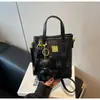 Bolsa para teléfono móvil modelo nuevo 2026 transfronteriza, Bolso pequeño tipo cubo para commuting, Bolso de hombro cruzado de alta gama, Bolso tipo cubo de oso de dibujos animados