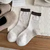 Meias de Cano Médio Série Cor Café Melanoide Femininas Outono Inverno Novo Estilo Celebridade da Internet Versão Coreana Tecido Listrado Etiqueta de Tecido Meias Longas de Bolinhas Xadrez
