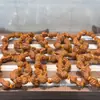 El fabricante suministra una colección de pulseras de hueso de durazno naturales, pulseras de hueso de durazno de círculo único para hombres y mujeres, populares en Xiaohongshu, con diseño de agujero pasante
