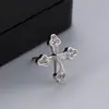 Pendientes de Cruz de Cobre y Circonita de Lujo Ligero Transfronterizos, Clavos de Estilo Minimalista, Pendientes de Corazón Rosa de Personalidad Nicho, Clavos para el Cartílago