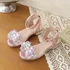 Nuevos Zapatos de Verano 2026 para Niñas, Sandalias de Tacón Alto Huecas con Flor de Cristal y Pedrería a la Moda para Niñas