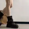 Botines cortos populares de suela gruesa en color marrón para mujer, nuevo modelo otoño 2026, versátiles, que realzan la altura, estilizan, estilo coreano retro, botas tipo Dr. Martens