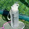 Botella de agua de gran capacidad, resistente al calor, con popote, portátil, adecuada para hombres, uso en verano, resistente a caídas, plástico, para fitness y deportes