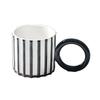 Taza de cerámica a rayas al por mayor estilo ins taza de agua para pareja de uso doméstico diseño femenino taza para café para hombre creativa
