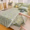 Faldón de cama acolchado 100% algodón estilo dos en uno sábana de cama estilo campestre con flores pequeñas cubierta de cama antideslizante