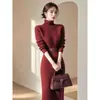 Vestido suéter de punto de alta gama coreano minimalista elegante para mujer, de cuello alto, estilo OL, hasta la rodilla, para otoño e invierno, con cinturón