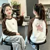 Camiseta Base de Manga Larga Casual para Niñas, Otoño/Invierno, Nuevo Diseño de Bloques de Color, Estampado de Caricaturas, Interior Afelpado Cepillado, para Niños Medianos y Mayores, Elegante