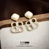 Pendientes Elegantes Franceses de Zirconia con Letra y Perla, Nicho de Lujo Ligero, Moda, Pendientes con Diseño Hueco, Pendientes Exquisitos y Únicos