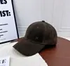 Gorra de béisbol de gamuza para otoño e invierno con logo metálico M para mujer, gorra vintage de copa suave con visera curva con un aire Maillard