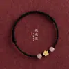 Pulsera de Hilo Rojo para la Suerte de la Flor de Durazno en el Año de Nacimiento, Pequeña Flor de Durazno Tejida a Mano, Versátil para Estudiantes Hombres y Mujeres, Pulsera de Cuentas de Buena Suerte para Parejas