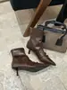 []2026 Bico Quadrado Salto Agulha Outono Inverno Zíper Traseiro Stretch Emagrecedor Bico Fino Fivela de Couro Botas de Cano Curto Retrô