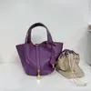 Bolso cesta de piel de vacuno de alta gama con acabado TC para mujer, bolso de mano de cuero genuino de 18 cm con cierre de cobre genuino, bolso tipo cubo