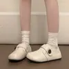 Versátil Outono 2026 Sapatos de Cabeça Grande Estilo Coreano Aumento Interno de Altura Novos Sapatos Pequenos de Couro Solado Macio Sapatos Femininos Mules de Velcro Cano Baixo