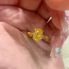 Anillo de Diamante Yema de Huevo de Paloma Chapado en Oro Real de 24K Zirconia Anillo Versátil para Dedo Índice Europeo y Americano Lujo Accesible Joyería de Alta Gama