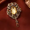 Broche Colgante Vintage Europeo y Americano, Oro Antiguo Incrustado con Diamantes, Lujo Ligero Versátil para Abrigos y Trajes, Accesorio de Moda al por Mayor